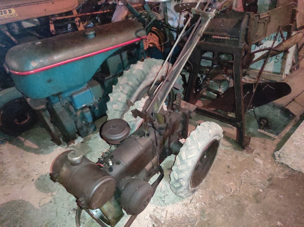 70 Loulans les forges : la ferme du tracteur de Mr Bouchaton Img_5448