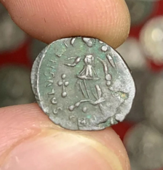 Petit nummus Valentinien à préciser Bc180710