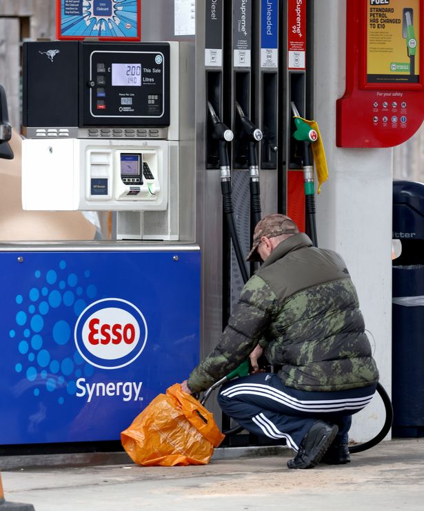 Petrol crisis ‘getting worse’ in London and South East as army prepares to drive tankers  0_js2411