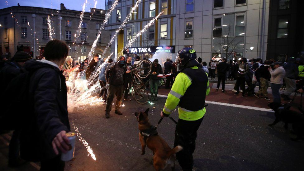 Bristol protest: Police attacked as 'Kill the Bill' demo turns violent _1176515