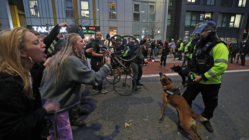 Bristol protest: Police attacked as 'Kill the Bill' demo turns violent _1176517