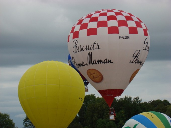 montgolfiére dans le ciel de charente Dsc08633