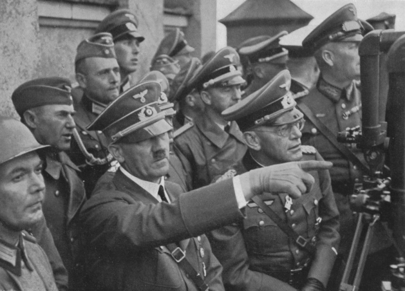 Hitler devant Varsovie Hitler10