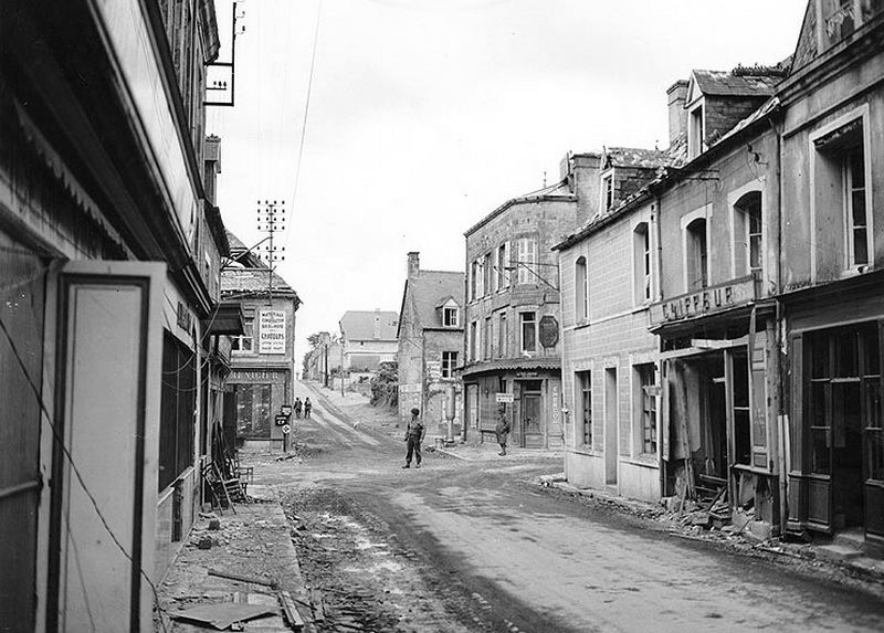 Une rue de Ste Mère Eglise Rue_de18