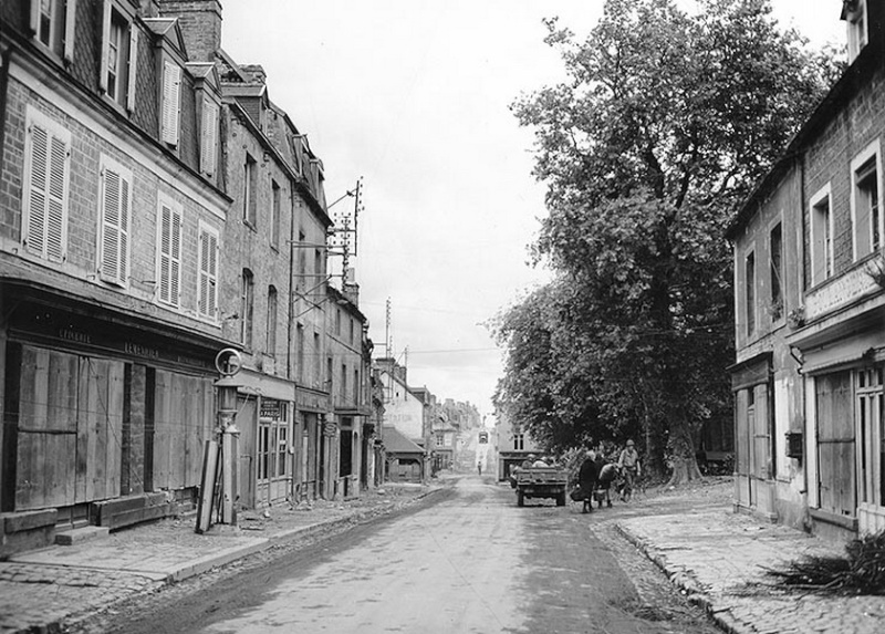 Une rue de Ste Mère Eglise Rue_de19