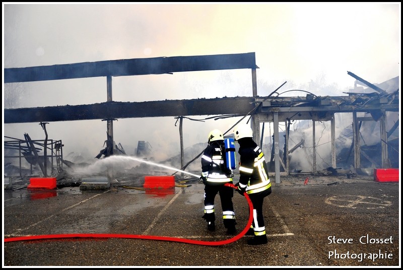 Naninne: un magasin de jouets détruit par les flammes  10.4.2012 A_niko13