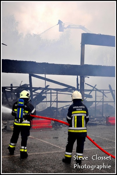 Naninne: un magasin de jouets détruit par les flammes  10.4.2012 A_niko15