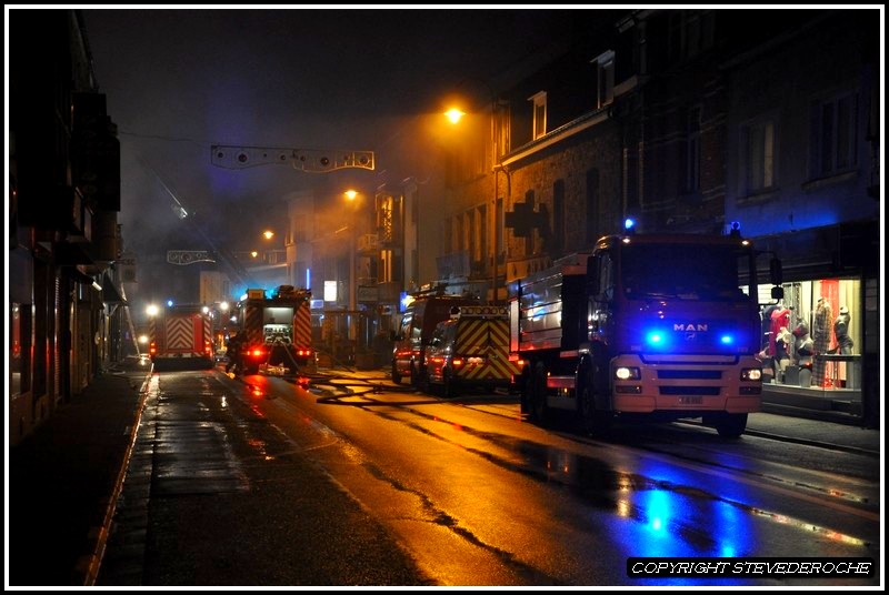 Belgique gros incendie le 25 décembre 2011  ,  4  pompiers blessés !!   photos  Dsc_0057