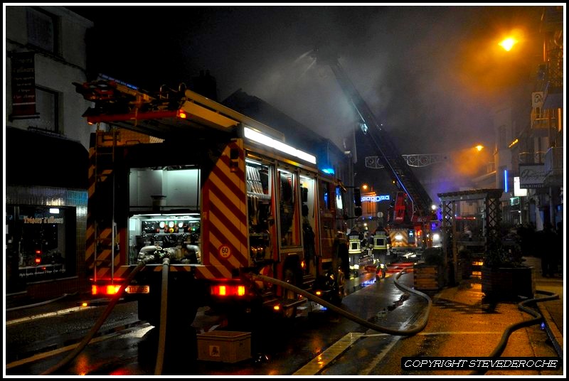 Belgique gros incendie le 25 décembre 2011  ,  4  pompiers blessés !!   photos  Dsc_0058