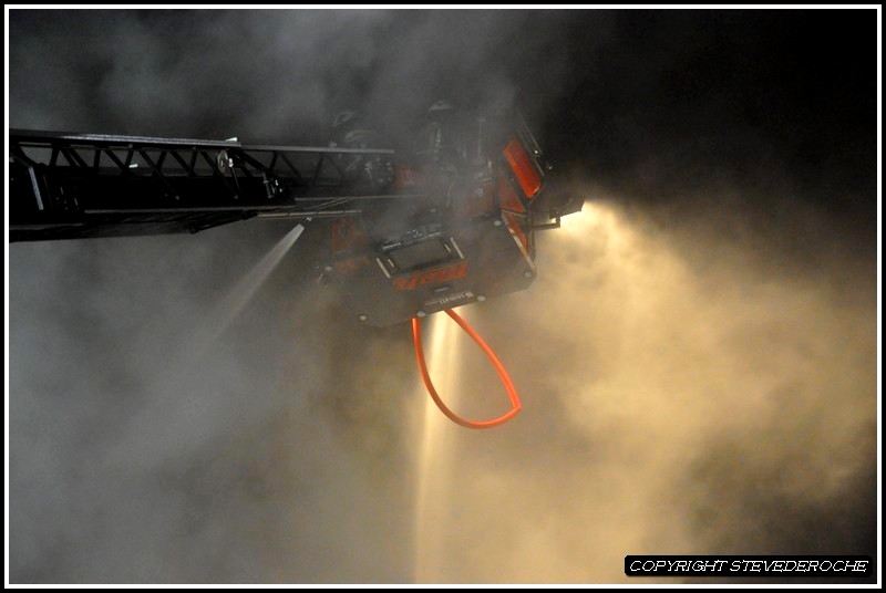 Belgique gros incendie le 25 décembre 2011  ,  4  pompiers blessés !!   photos  Dsc_0059