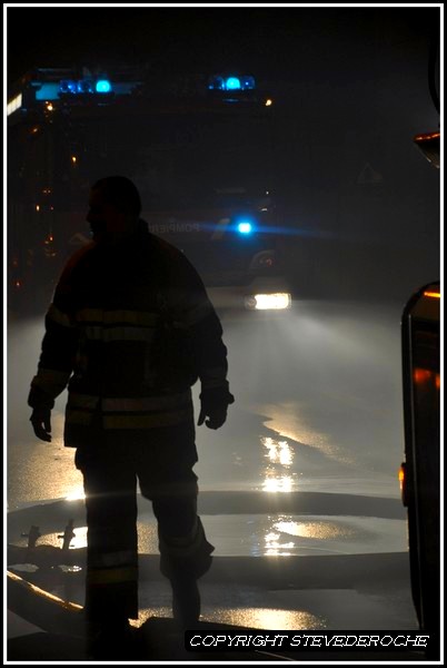 Belgique gros incendie le 25 décembre 2011  ,  4  pompiers blessés !!   photos  Dsc_0124