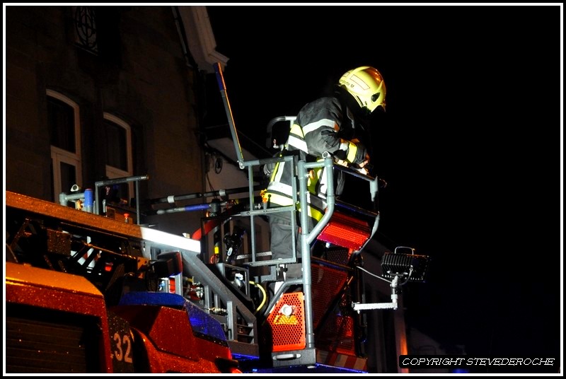 Belgique gros incendie le 25 décembre 2011  ,  4  pompiers blessés !!   photos  Dsc_0125