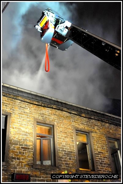Belgique gros incendie le 25 décembre 2011  ,  4  pompiers blessés !!   photos  Dsc_0126
