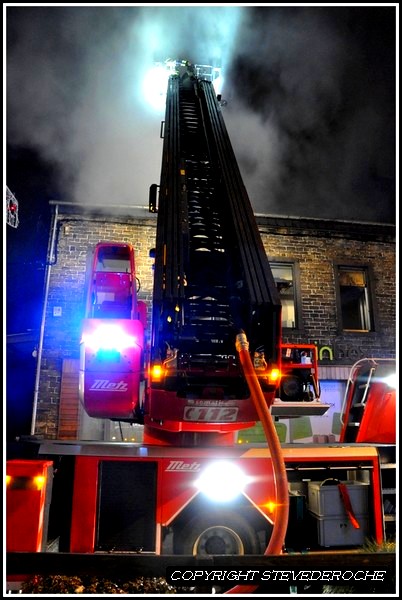 Belgique gros incendie le 25 décembre 2011  ,  4  pompiers blessés !!   photos  Dsc_0127