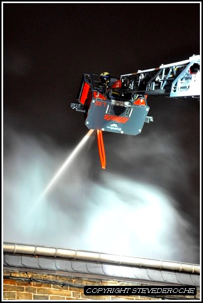 Belgique gros incendie le 25 décembre 2011  ,  4  pompiers blessés !!   photos  Dsc_0129