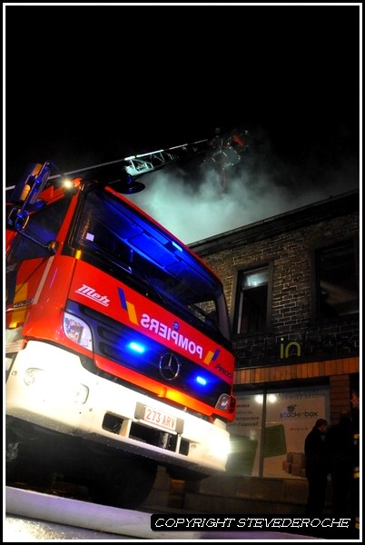 Belgique gros incendie le 25 décembre 2011  ,  4  pompiers blessés !!   photos  Dsc_0130