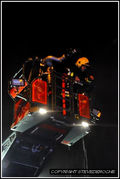 Belgique gros incendie le 25 décembre 2011  ,  4  pompiers blessés !!   photos  Dsc_0132