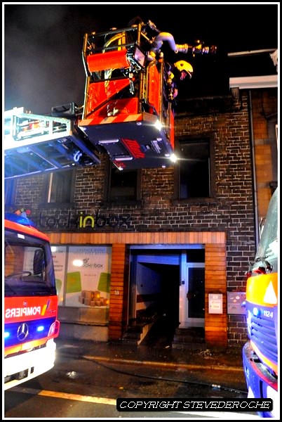 Belgique gros incendie le 25 décembre 2011  ,  4  pompiers blessés !!   photos  Dsc_0210