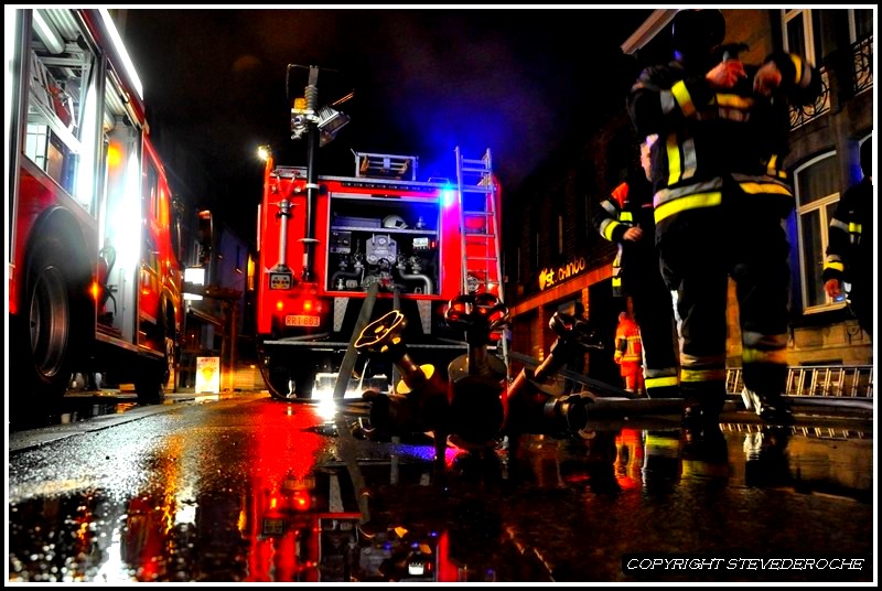 Belgique gros incendie le 25 décembre 2011  ,  4  pompiers blessés !!   photos  Dsc_0212