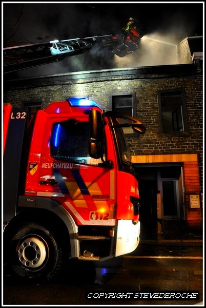 Belgique gros incendie le 25 décembre 2011  ,  4  pompiers blessés !!   photos  Dsc_0214