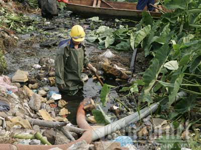 Tuần tới khắc phục xong đường ống nước bị vỡ dưới hồ Linh Quang Images22