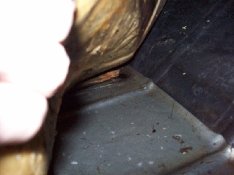 condensation under the rear seat / floorboard 100_0018