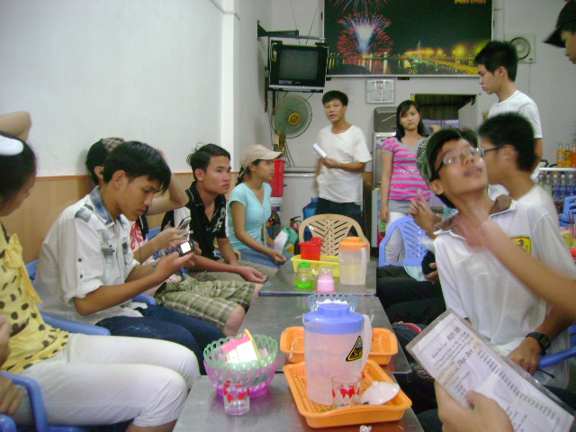 đi chơi với lớp mình nhân ngày giỗ tổ Hùng Vương nè (LỚP 10) Dsc06310