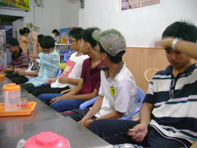đi chơi với lớp mình nhân ngày giỗ tổ Hùng Vương nè (LỚP 10) Dsc06313