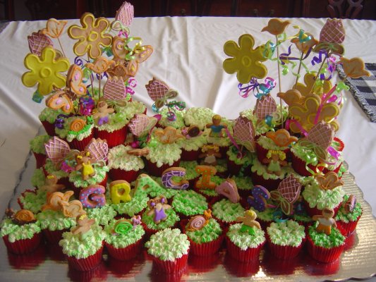 pastel de cupcakes y galletas decoradas Pastee15
