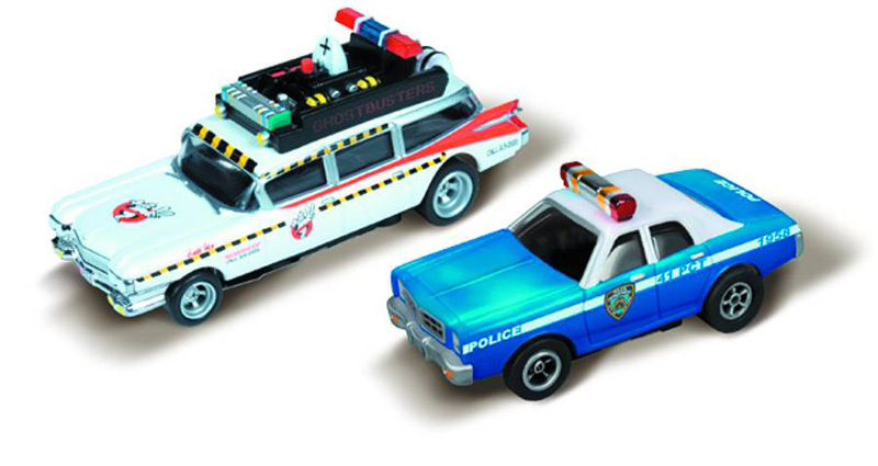 Piste de course sos fantomes ecto-1a et voiture de police T2ec1614