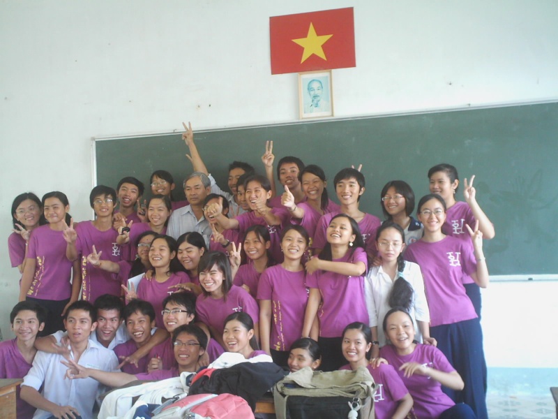 Hình (hầu hết) thành viên lớp 12H trong ngày cuối tại trường File0025