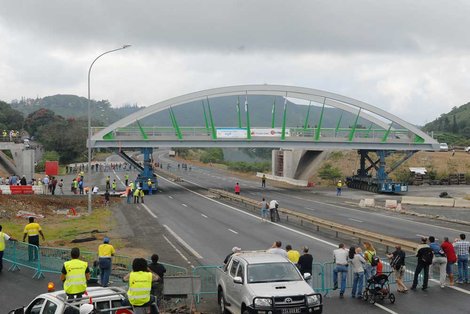 POSE D'UN PONT DE 450 TONNES !!! Pont210