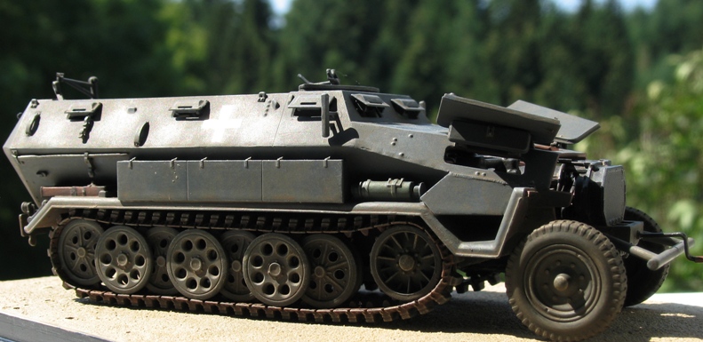sd.kfz 251/1 Ausf A(en réparation) ICM 1/35 Img_0011
