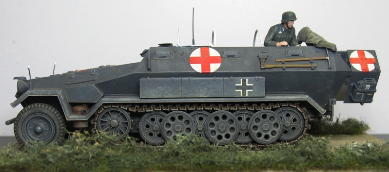 Sd.kfz 251/8 Ausf A  ambulance ICM 1/35 Img_1356