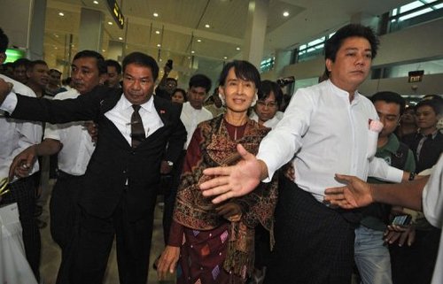 Daw Aung San Suu Kyi - Page 2 Photo_11