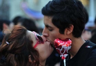 مظاهرة القبلات الحارة لطلاب تشيلي إحتجاجاً على المصروفات الدراسية 20110912
