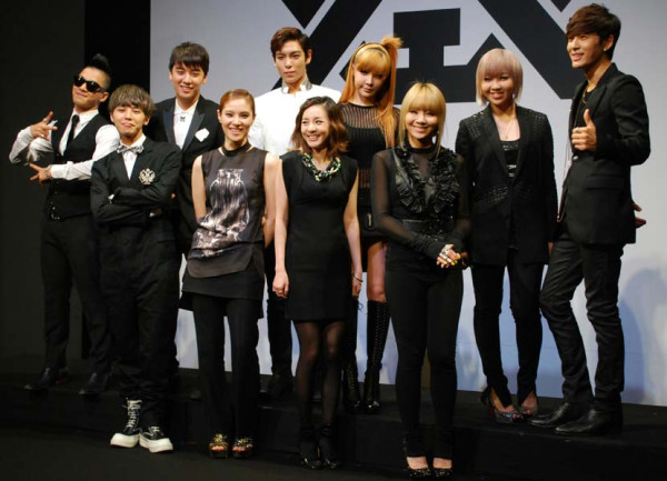 2NE1 with YG FAMILY & others 35174310