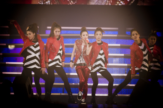 2NE1 PICTURES  - Page 6 Ax7ocl10