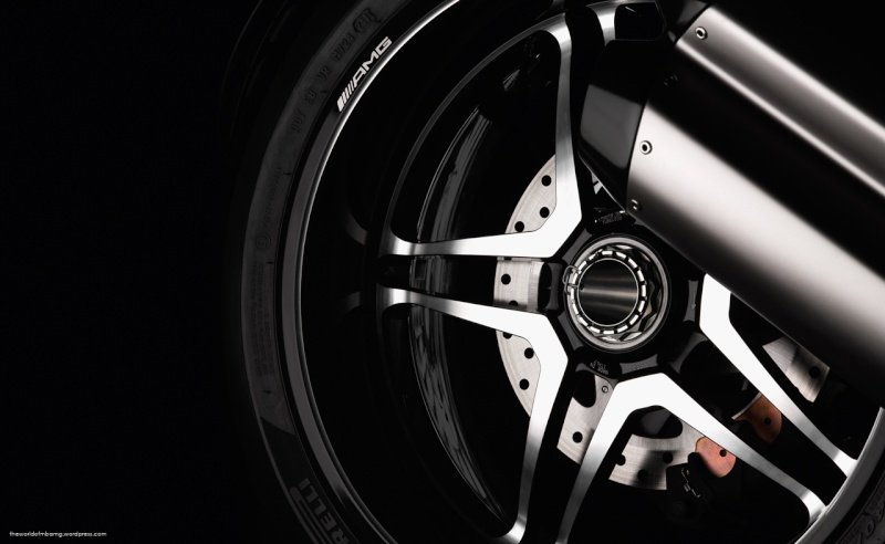 Partenariat AMG - Ducati  Diavel12