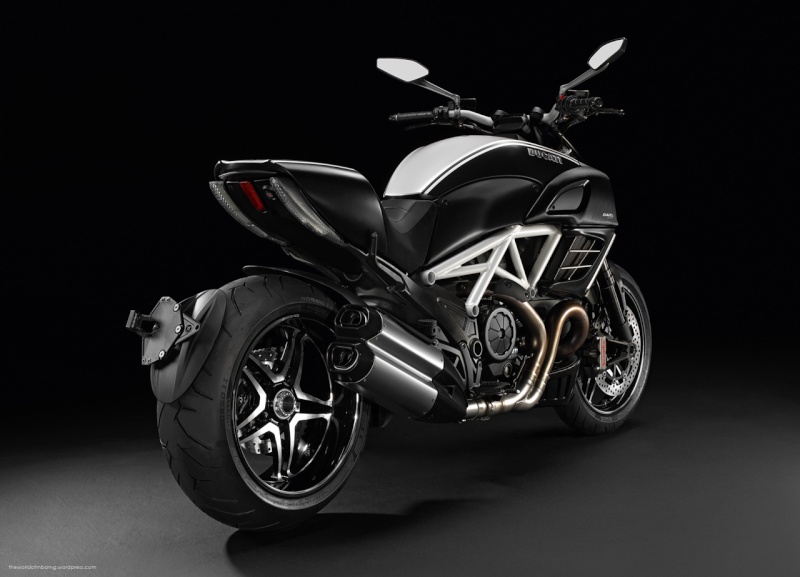 Partenariat AMG - Ducati  Diavel14