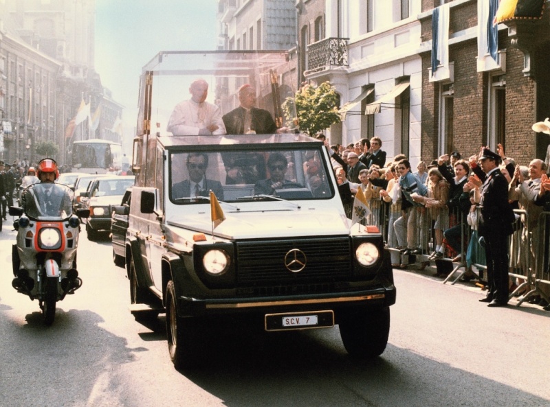 [Historique] Mercedes-Benz fournisseur du Vatican The-po12
