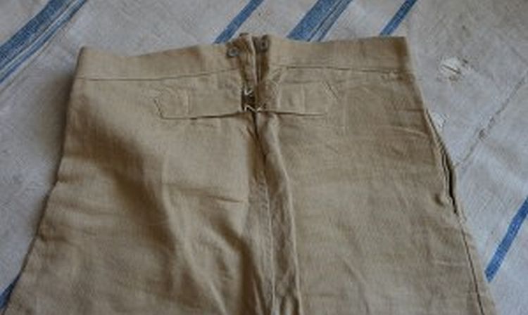 Pantalon beige à liseré rouge... ?  G-183-10