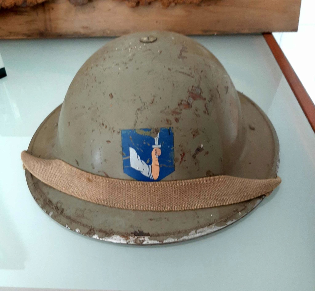 identification insigne casque anglais 1940 Anglai10