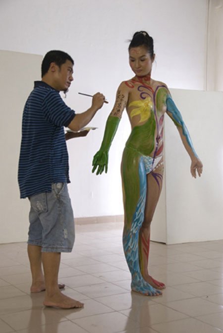 Barriers for body painting art in Vietnam 20121110