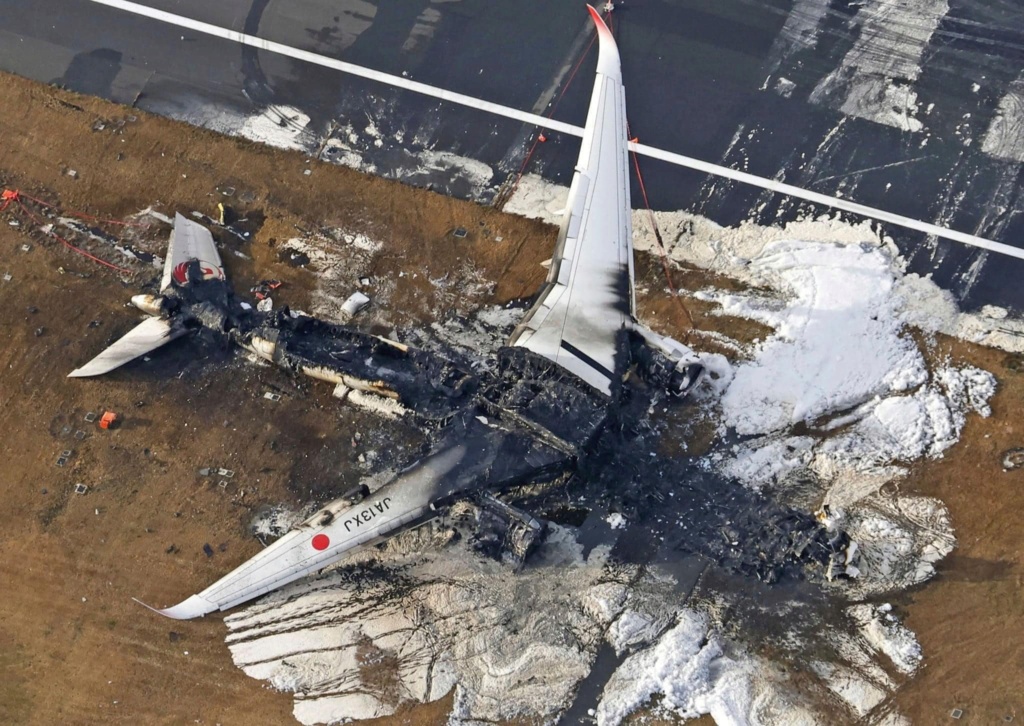 JAPAN AIRLINES en feu sur l'aeroport de Tokyo Japan_11