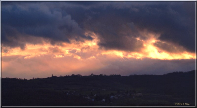 coucher de soleil sur la colline  Pc043811