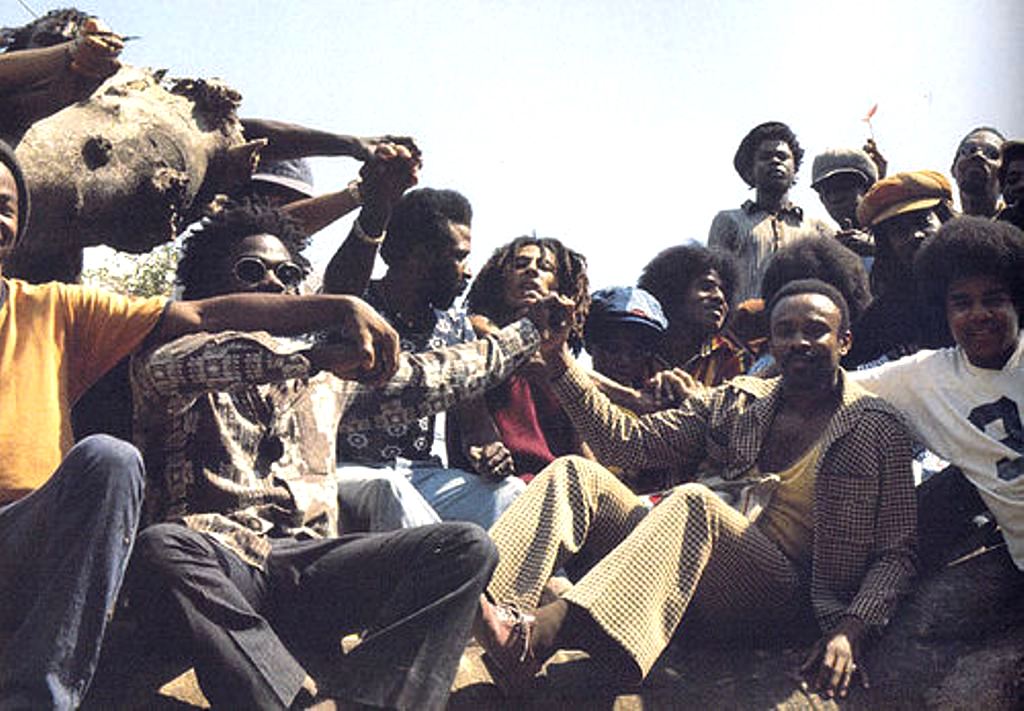 O encontro de Bob Marley e Michael Jackson em um galho de árvore Marley11