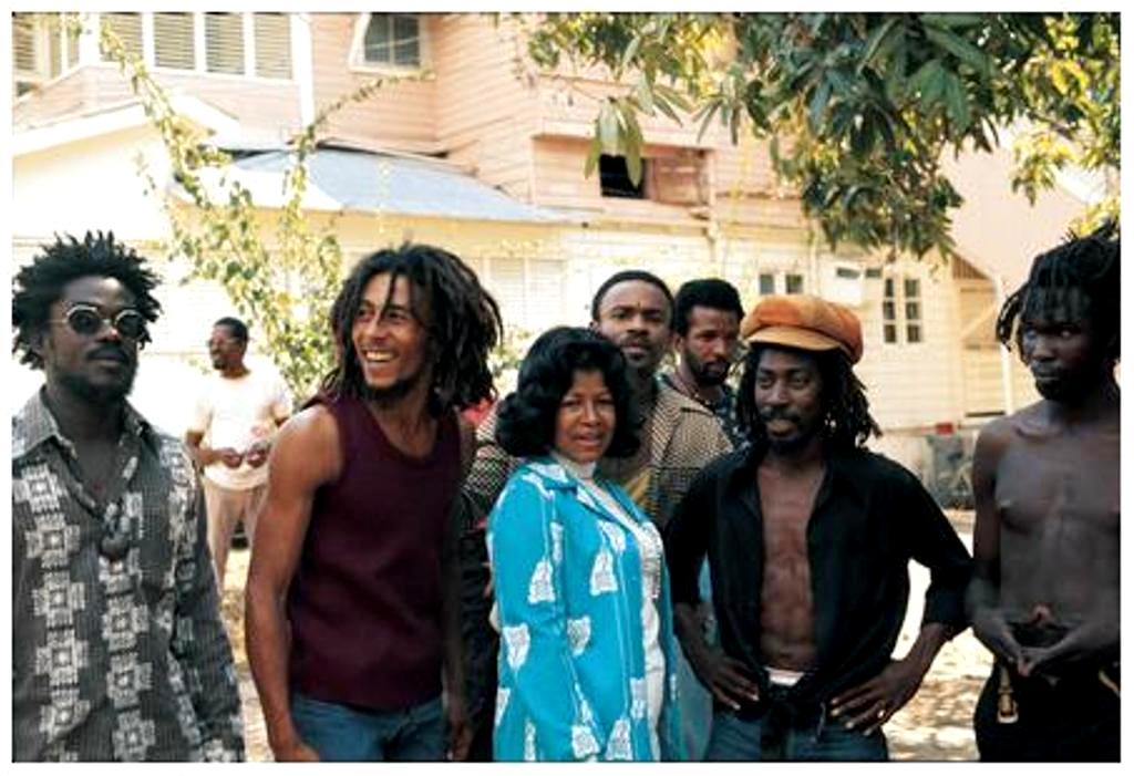 O encontro de Bob Marley e Michael Jackson em um galho de árvore Marley13