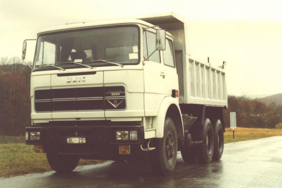 camion UNIC - Page 9 38500610