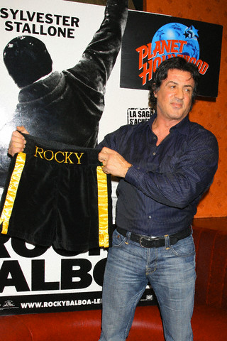 Stallone et le Planet Hollywood - Page 10 42-17710